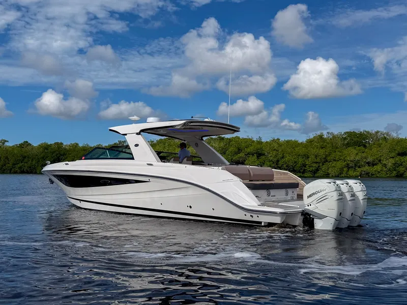 Slide: The Image of Sea Ray SLX 400 Outboard 2019 - 42