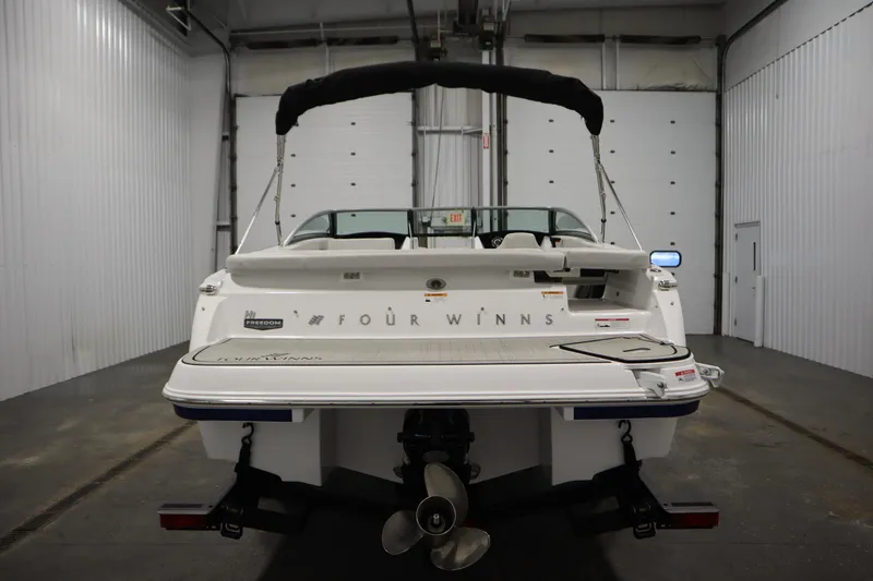 Slide: The Image of Rückansicht eines 2026 Four Winns H1 Bootes in einer Garage. - 5