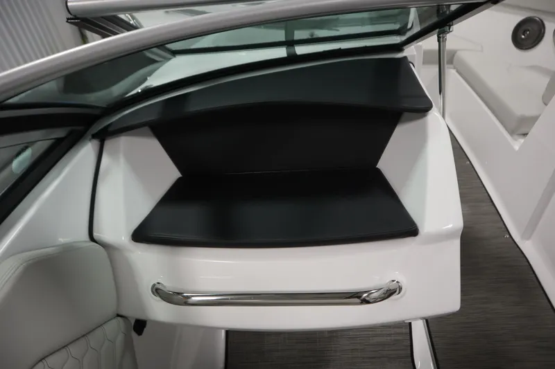 Slide: The Image of Interior del barco Four Winns H1 2026 con asiento negro. - 25