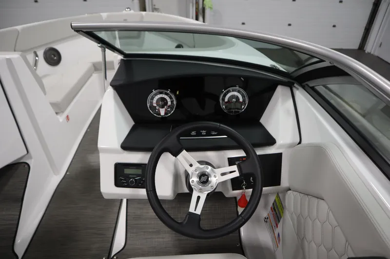 Slide: The Image of Vista interior del cockpit del barco Four Winns H1 2026. - 17