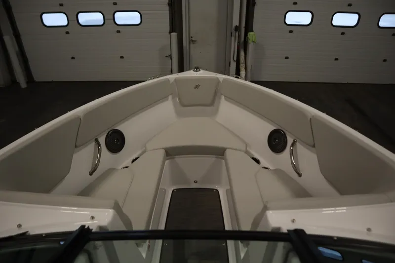 Slide: The Image of Vista interior del barco Four Winns H1 2026, área de asientos. - 10