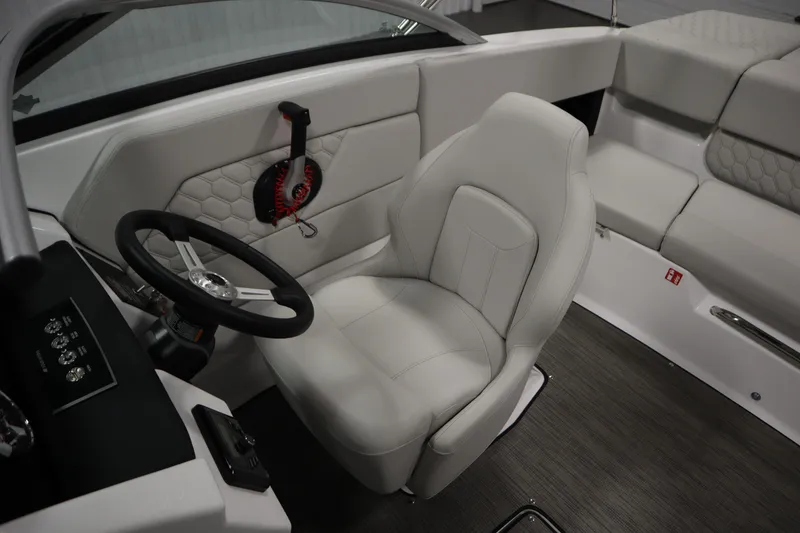 Slide: The Image of Interior del barco Four Winns H1 2026 con volante y asiento. - 23