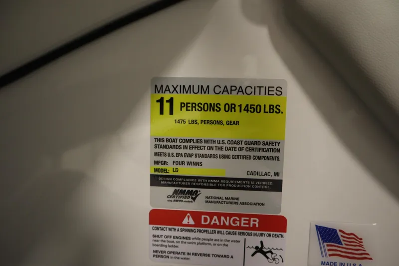 Slide: The Image of Schild mit Kapazitätshinweis für Four Winns H1 Boot, 2026 Modell. - 22