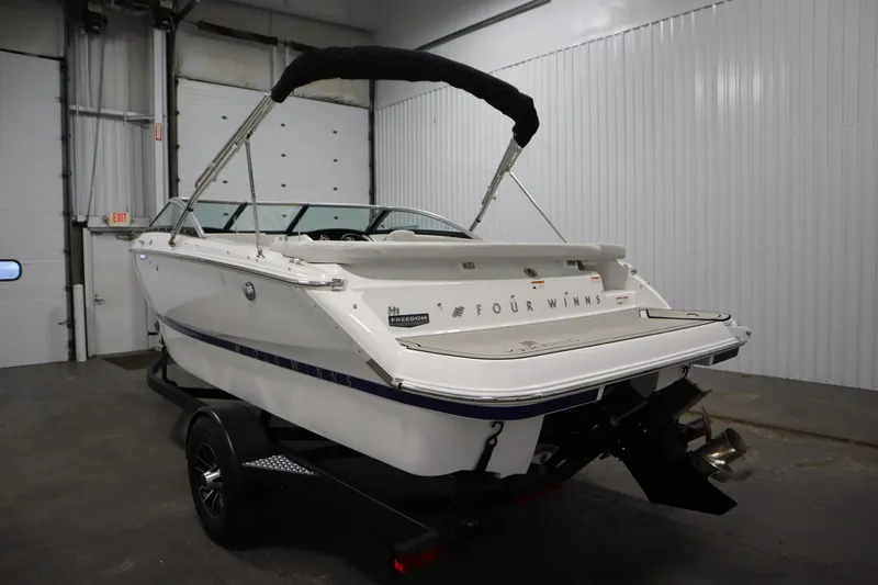 Slide: The Image of Bateau Four Winns H1 2026 dans un entrepôt. - 6
