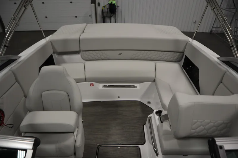 Slide: The Image of Interior del barco Four Winns H1 2026 con asientos blancos. - 27