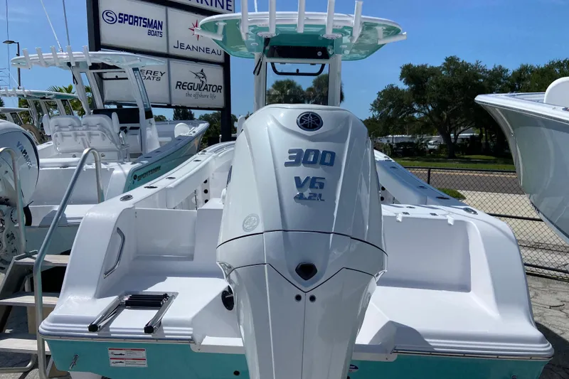 Slide: The Image of De afbeelding toont een Sportsman Open 232 Center Console boot met een 300 V6 motor. - 1