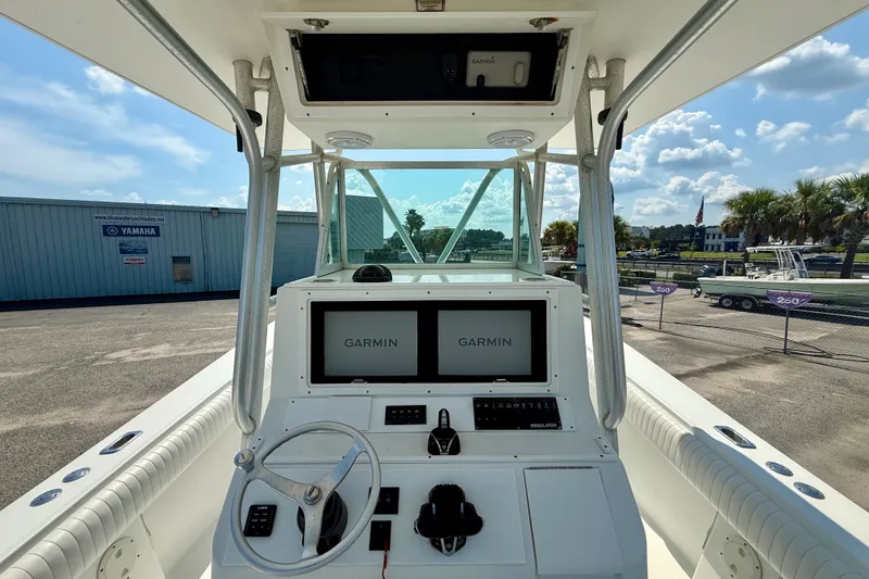 Slide: The Image of 2007 Regulator 29 Forward Seating boat dashboard with Garmin navigation system. - 15