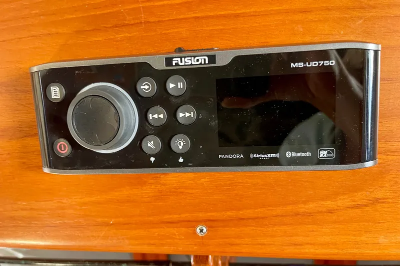 Slide: The Image of Fusion MS-UD750 marine stereo on CHB 42, 1985 model, featuring Bluetooth and SiriusXM compatibility. - 33