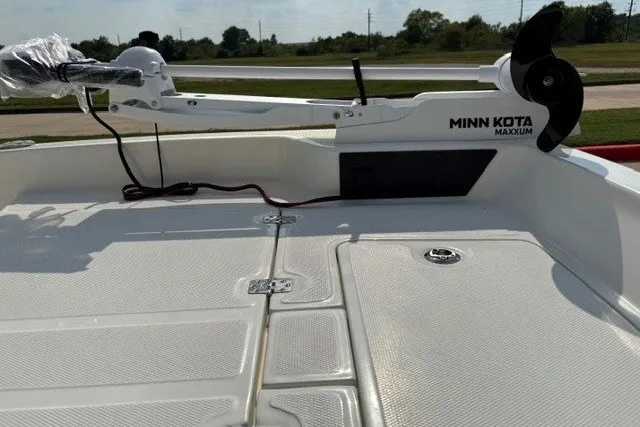 Slide: The Image of 2027 Mako Pro Skiff 15 CC with Minn Kota Maxxum trolling motor on deck. - 6