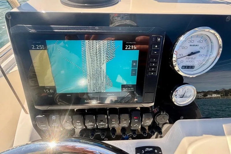 Slide: The Image of Console barca Bulls Bay 2200 XS 2025 con display Garmin e tachimetro Suzuki. - 8