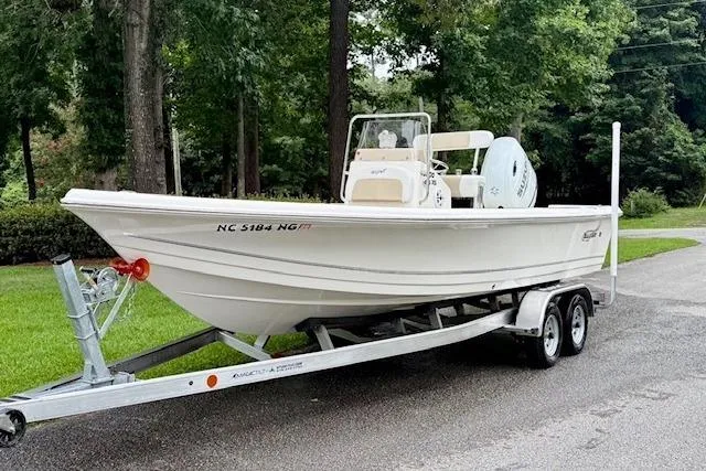 Slide: The Image of Bateau Bulls Bay 2200 XS 2025 sur remorque en extérieur. - 1