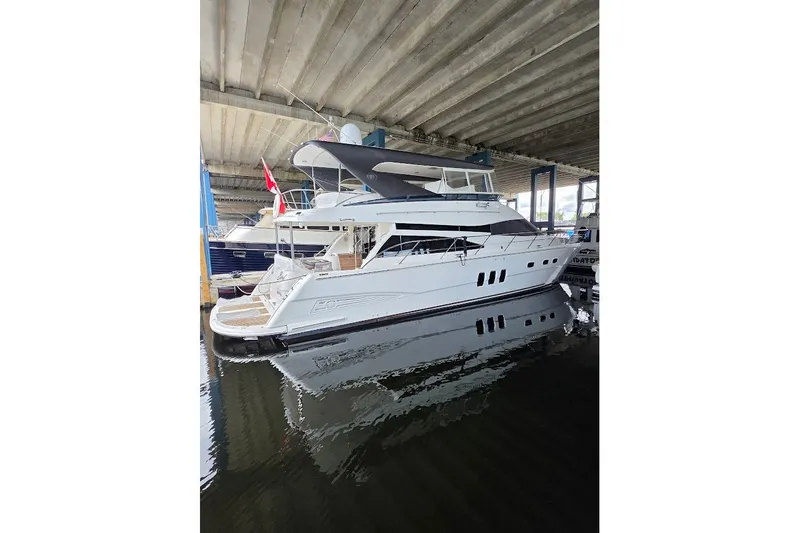 Slide: The Image of Eine Neptunus Flybridge MY von 2008 liegt in einem überdachten Hafen. Sie hat ein elegantes, modernes Design. - 3