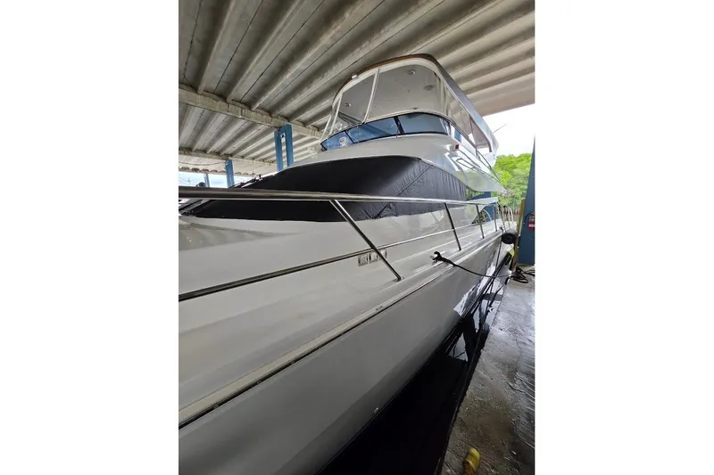 Slide: The Image of Eine Neptunus Flybridge MY Yacht von 2008, unter einem überdachten Bereich geparkt. - 11