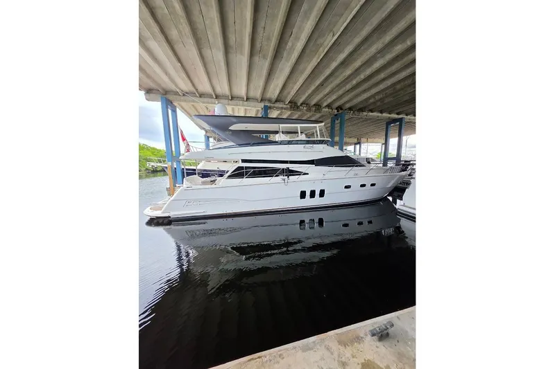 Slide: The Image of Eine Neptunus Flybridge MY Yacht von 2008 liegt unter einem überdachten Dock. - 1