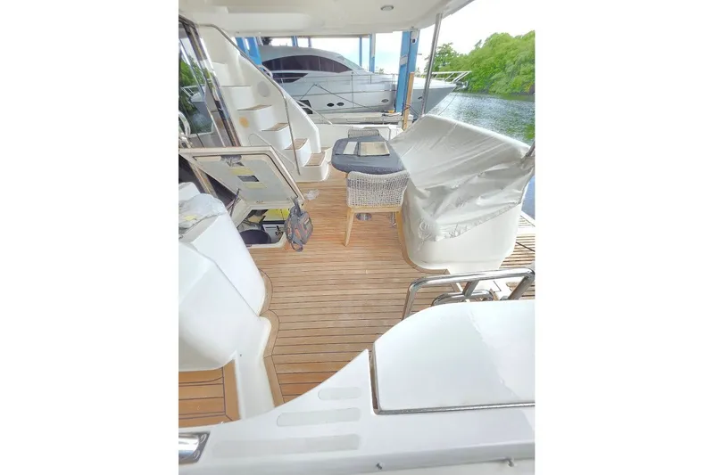 Slide: The Image of Neptunus Flybridge MY 2008 - 185