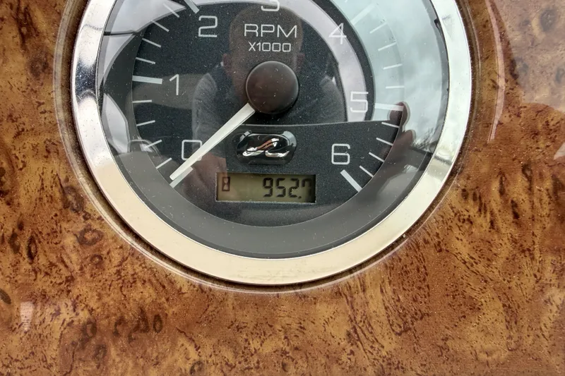 Slide: The Image of RPM gauge of a 2000 Sea Ray 340 Sundancer, displaying 952 hours. - 25