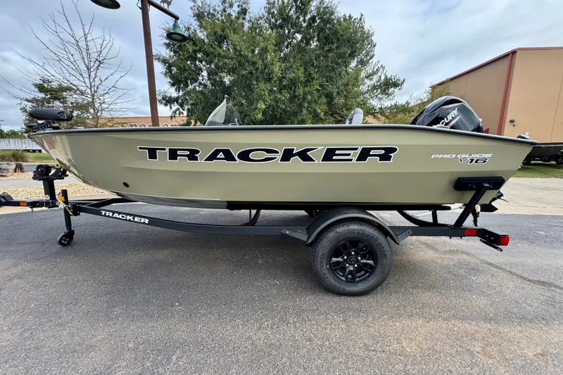 The Image of Tracker Pro Guide V-16 SC 2027 - undefined