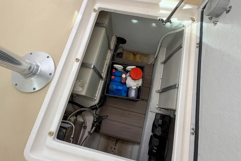 Slide: The Image of Storage compartment of 2004 Hunt Yachts Surfhunter 29 with maintenance supplies. - 33