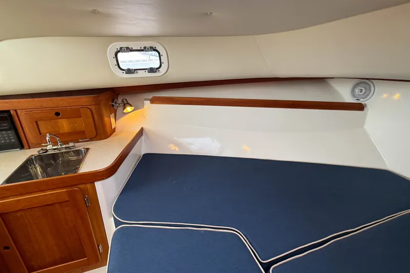 Slide: The Image of Interior of 2004 Hunt Yachts Surfhunter 29 with kitchenette and seating area. - 22