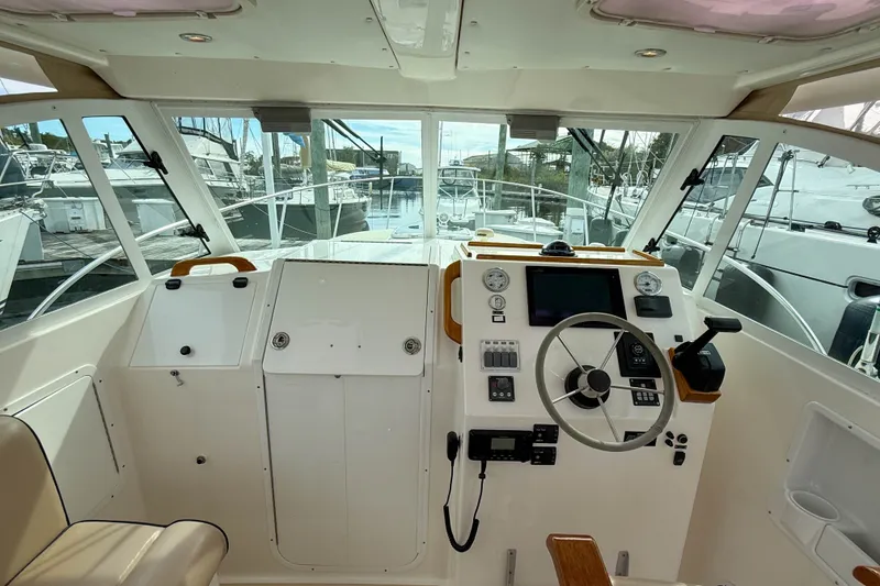 Slide: The Image of Helm of 2004 Hunt Yachts Surfhunter 29 with steering wheel and navigation instruments. - 8