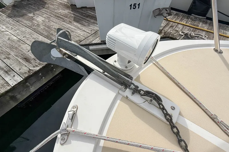 Slide: The Image of Anchor and spotlight on 2004 Hunt Yachts Surfhunter 29 at dock. - 29