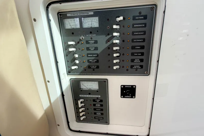 Slide: The Image of Electrical control panel on a 2004 Hunt Yachts Surfhunter 29 boat. - 34