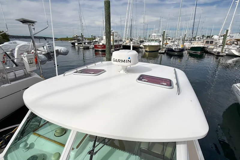 Slide: The Image of 2004 Hunt Yachts Surfhunter 29 docked, featuring Garmin radar, surrounded by other boats. - 30