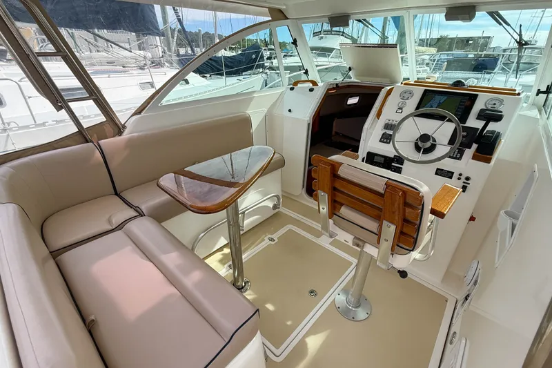 Slide: The Image of Interior of 2004 Hunt Yachts Surfhunter 29, featuring helm station and seating area. - 5
