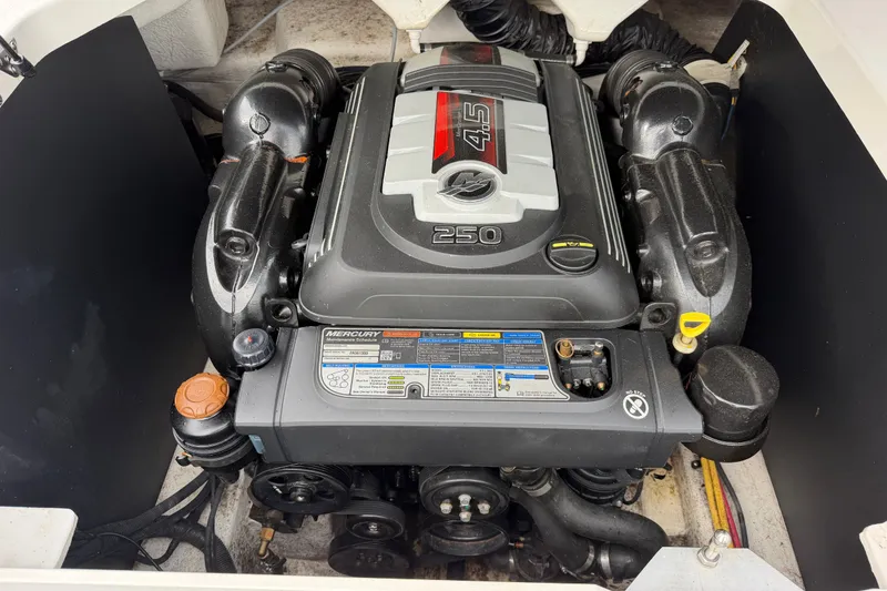 Slide: The Image of 2019 Monterey M-22 boat engine, Mercury 4.5L 250 HP, detailed view. - 31