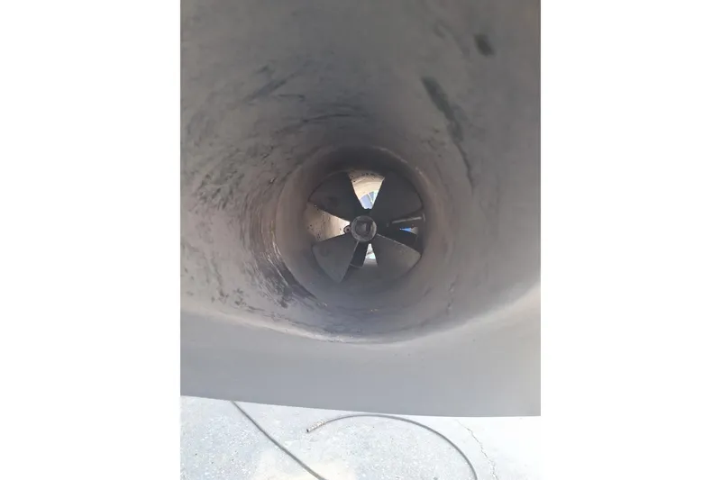 Slide: The Image of Propulseur d'étrave d'un bateau, monté à l'intérieur d'un tunnel. - 46
