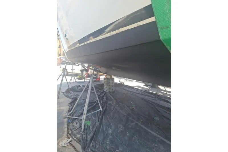Slide: The Image of Birchwood 44TS de 1988 sur un chantier naval, soutenu par des supports. - 43