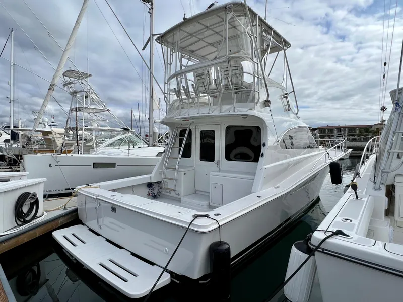 Slide: The Image of Eine Luhrs 40 Convertible von 2000 liegt im Hafen. Sie hat ein geräumiges Achterdeck und ein erhöhtes Steuerhaus. - 7