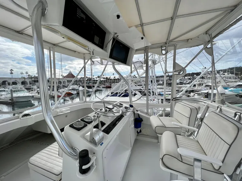Slide: The Image of Das Bild zeigt das Cockpit einer Luhrs 40 Convertible von 2000 mit weißen Sitzen und Steuerkonsole. - 11