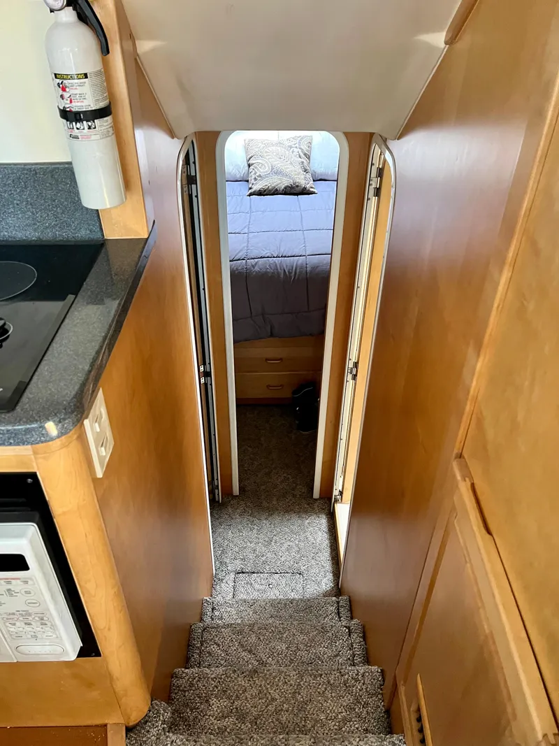 Slide: The Image of Blick in den Flur einer Yacht mit Teppichboden, der zu einem Schlafzimmer führt. - 21
