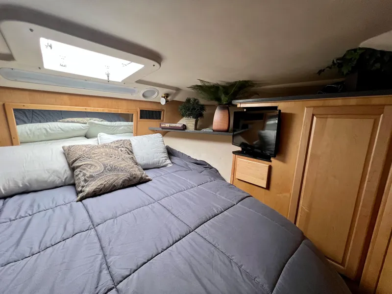 Slide: The Image of Innenraum einer Luhrs 40 Convertible von 2000 mit gemütlichem Bett und Fernseher. - 24