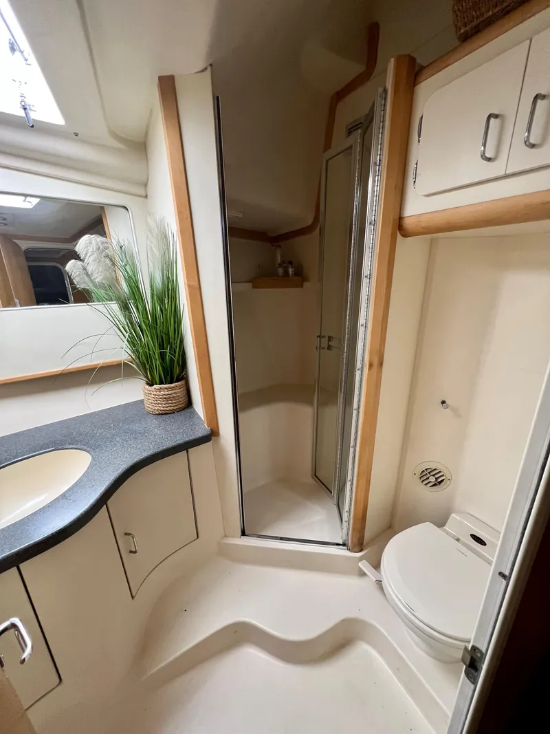 Slide: The Image of Das Bild zeigt ein Badezimmer auf einem Boot mit Dusche, Waschbecken und Toilette. - 26