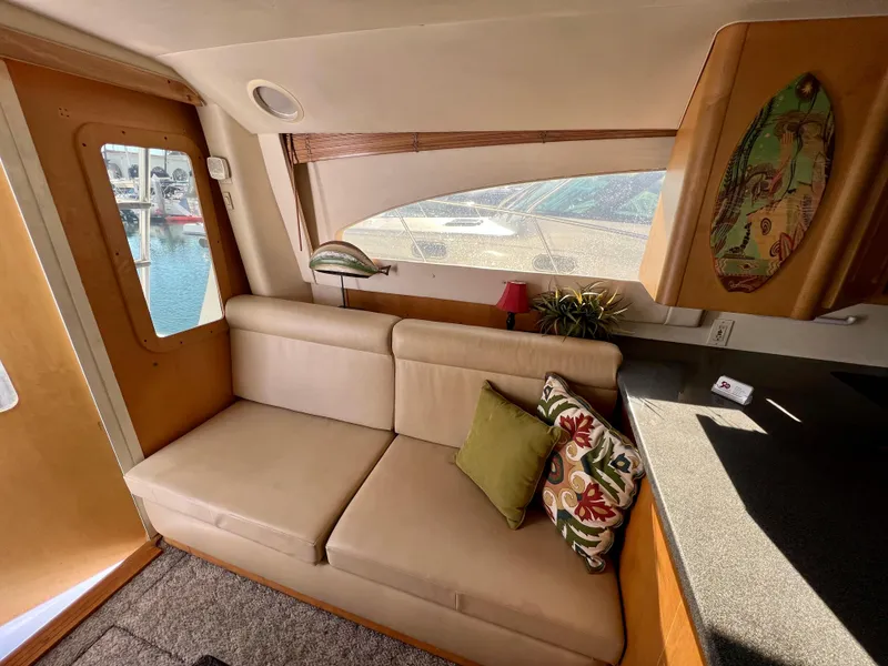 Slide: The Image of Innenraum einer Luhrs 40 Convertible von 2000 mit beigem Sofa und Kissen. - 20
