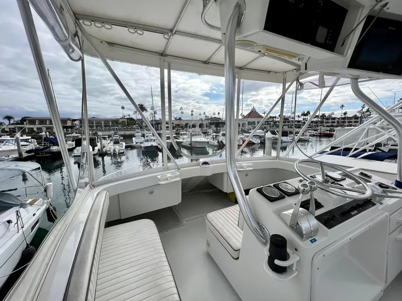 Slide: The Image of Das Bild zeigt das Steuerhaus einer Luhrs 40 Convertible von 2000 im Hafen. - 12