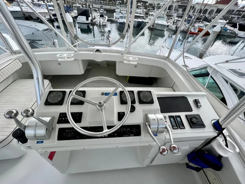 Slide: The Image of Steuerstand einer Luhrs 40 Convertible von 2000 im Hafen, mit Lenkrad und Instrumenten. - 16