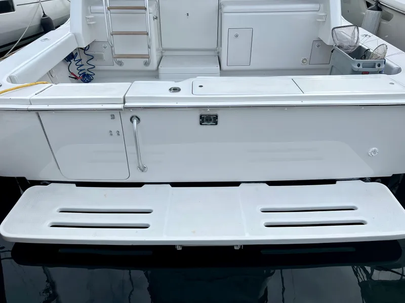 Slide: The Image of Das Bild zeigt das Heck eines Luhrs 40 Convertible von 2000 mit einer Badeplattform. - 9