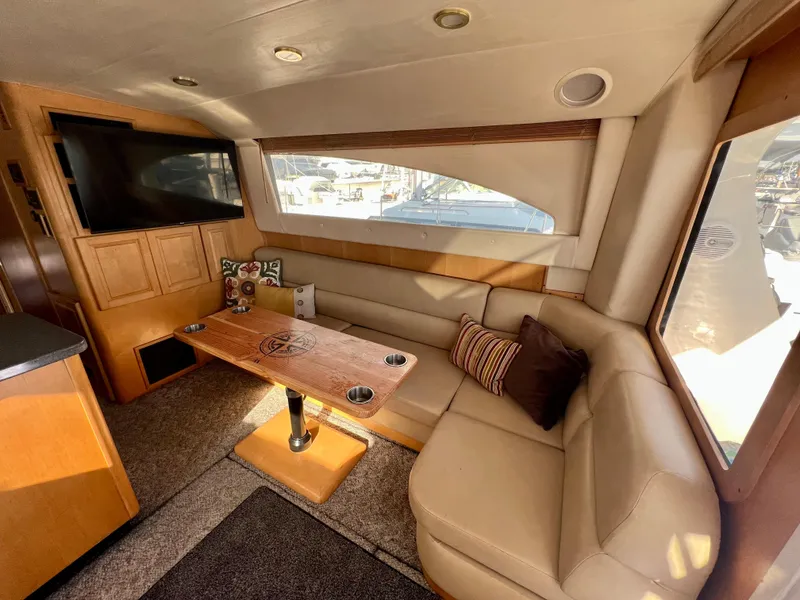 Slide: The Image of Innenraum der Luhrs 40 Convertible von 2000 mit beigem Sofa und Holztisch. - 19