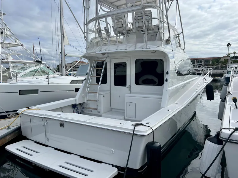 Slide: The Image of Heckansicht einer Luhrs 40 Convertible von 2000, angedockt im Hafen mit geräumigem Cockpit. - 8