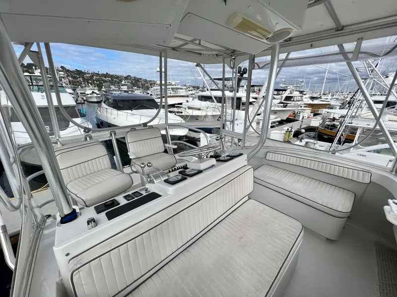 Slide: The Image of Das Bild zeigt das Cockpit einer Luhrs 40 Convertible von 2000 mit weißen Polstersitzen und Steuerkonsole. - 13