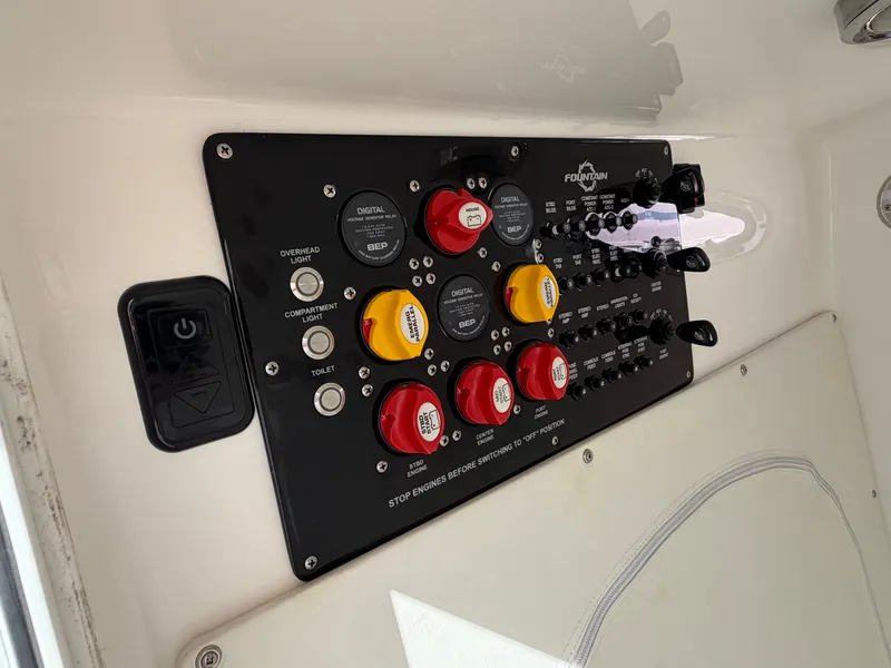 Slide: The Image of Fountain 38 Center Console 2020 - 18