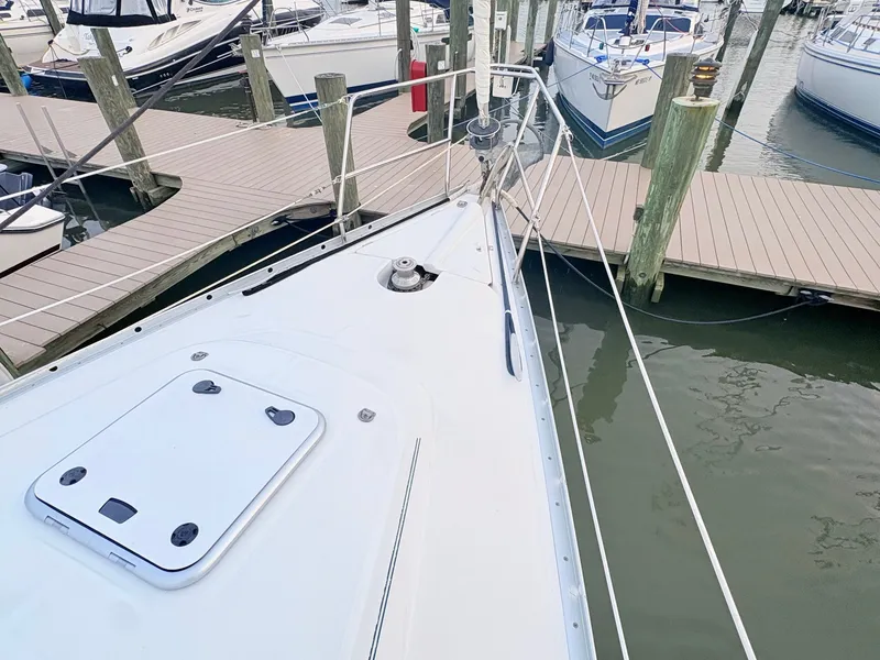 Slide: The Image of The deck of a 2005 Beneteau Oceanis Clipper 343 is docked. Other boats are visible. - 10