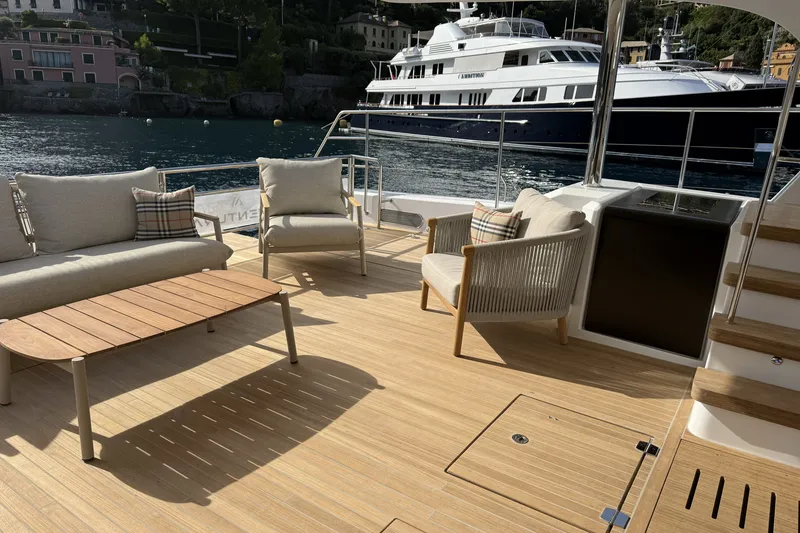 Slide: The Image of Das Deck einer Aventura 56 Motoryacht von 2026 mit eleganten Sitzgelegenheiten und einem Holztisch. - 13