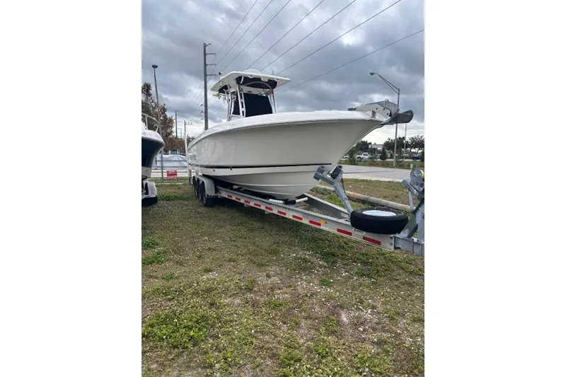 Slide: The Image of 2013 Wellcraft 30 Scarab Sport boot op trailer. - 2
