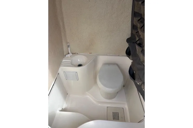 Slide: The Image of Innenraum der Wellcraft 30 Scarab Sport 2013 mit Toilette und Waschbecken. - 18