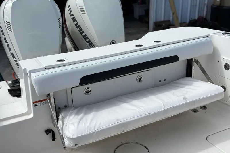 Slide: The Image of Wellcraft 30 Scarab Sport 2013 avec moteurs Evinrude et banc de siège. - 12