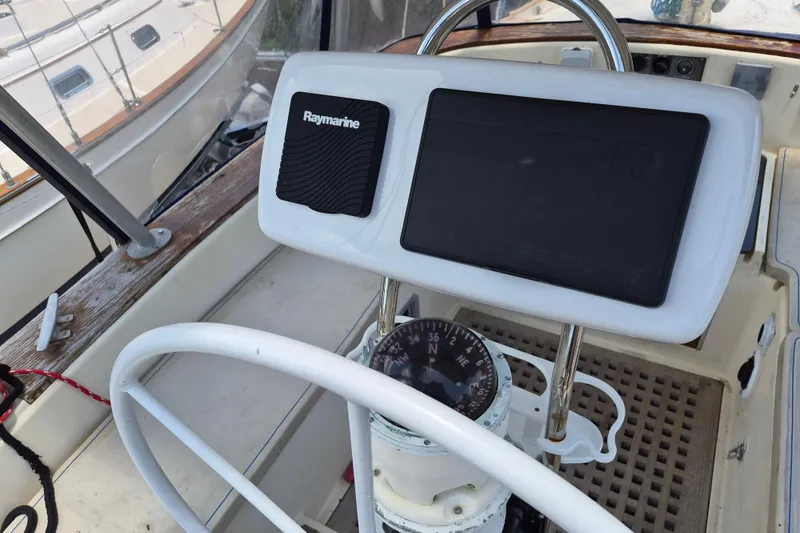Slide: The Image of Barre d'un Camper & Nicholsons 42 Ketch 1977 avec appareil Raymarine. - 10